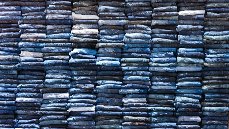 Gestapelte Jeans